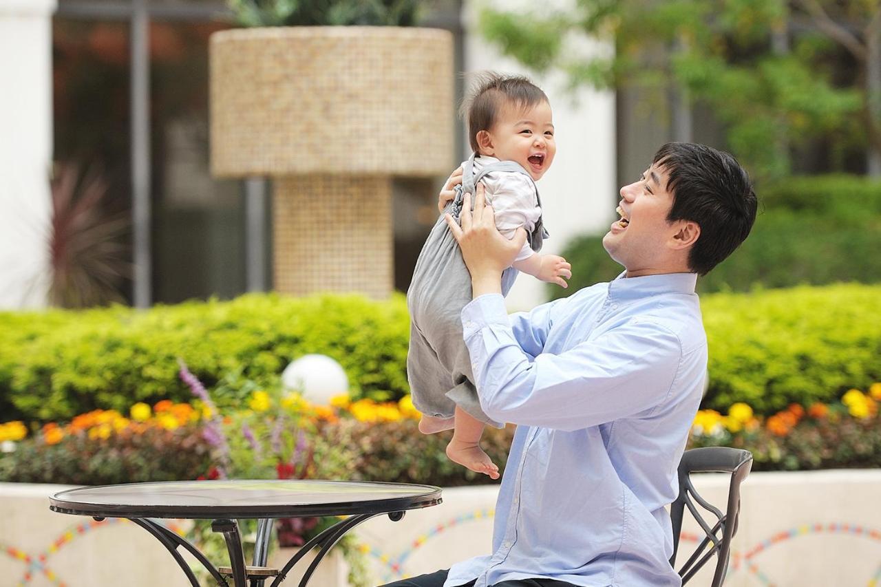 Hotel Okura Tokyo Bay Urayasu Εξωτερικό φωτογραφία A father with his baby