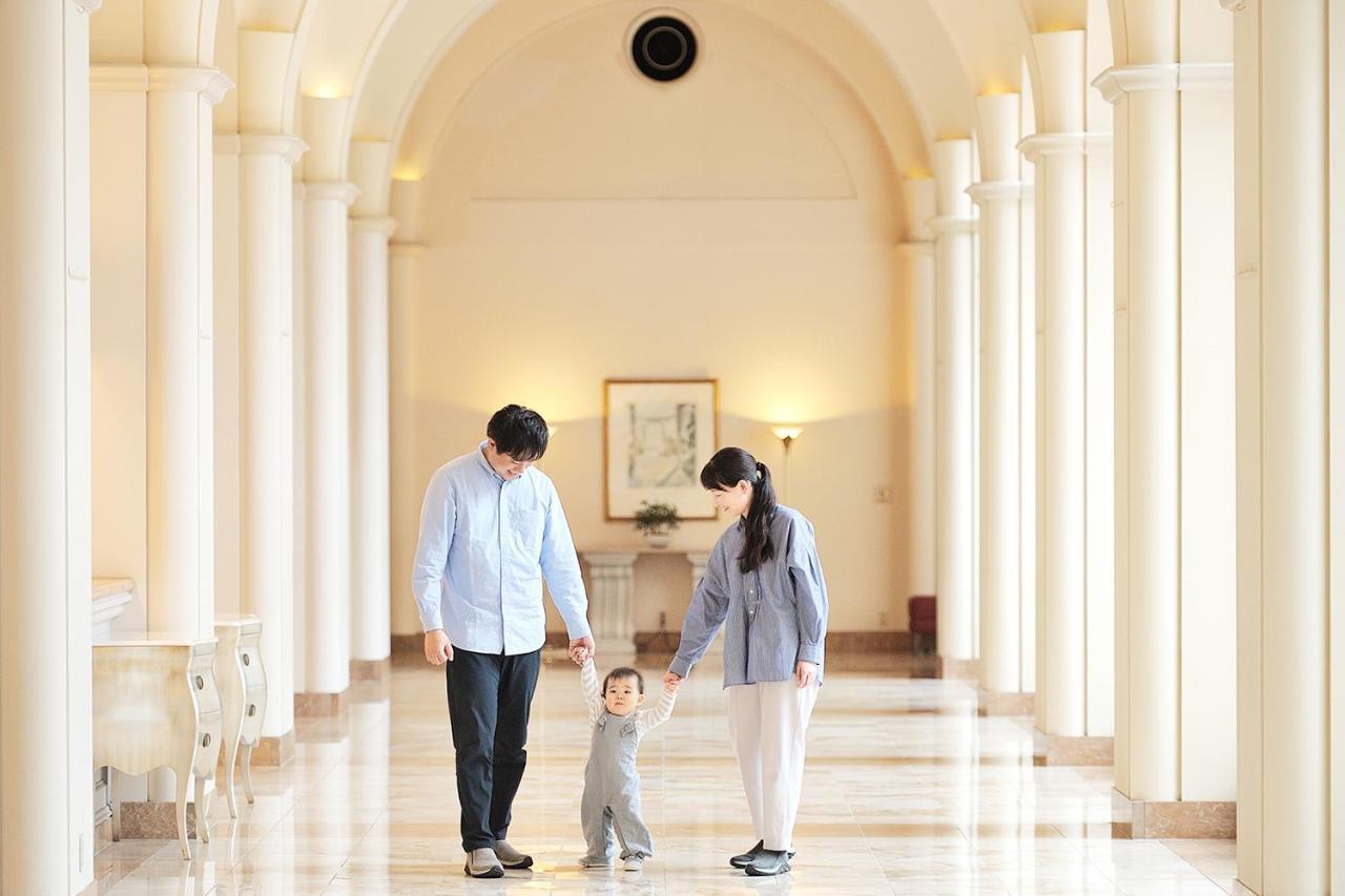 Hotel Okura Tokyo Bay Urayasu Εξωτερικό φωτογραφία A family at the Four Seasons Hotel