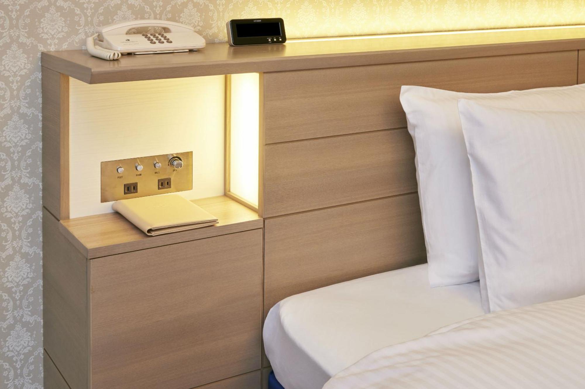 Hotel Okura Tokyo Bay Urayasu Εξωτερικό φωτογραφία A bedside table with a built-in telephone