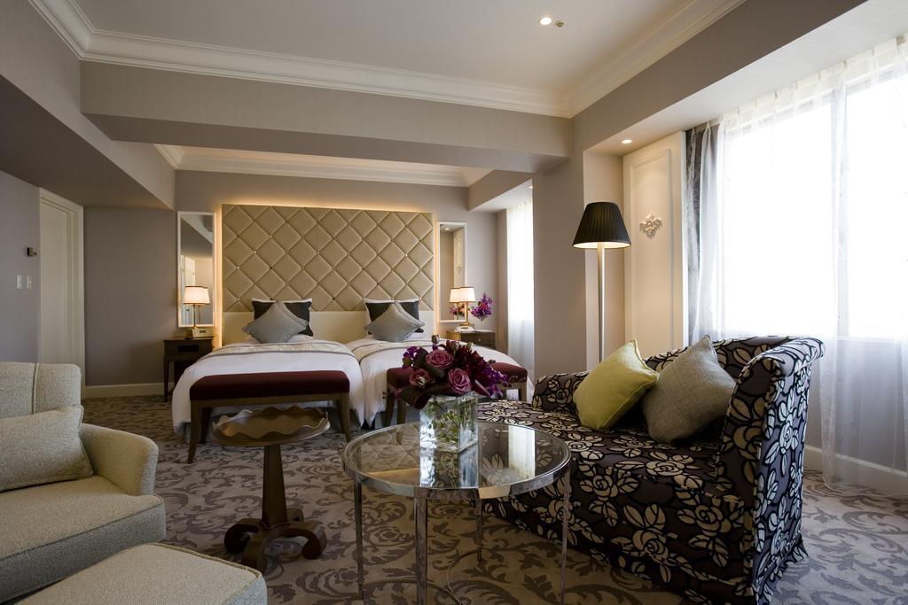 Hotel Okura Tokyo Bay Urayasu Δωμάτιο φωτογραφία A suite at the hotel
