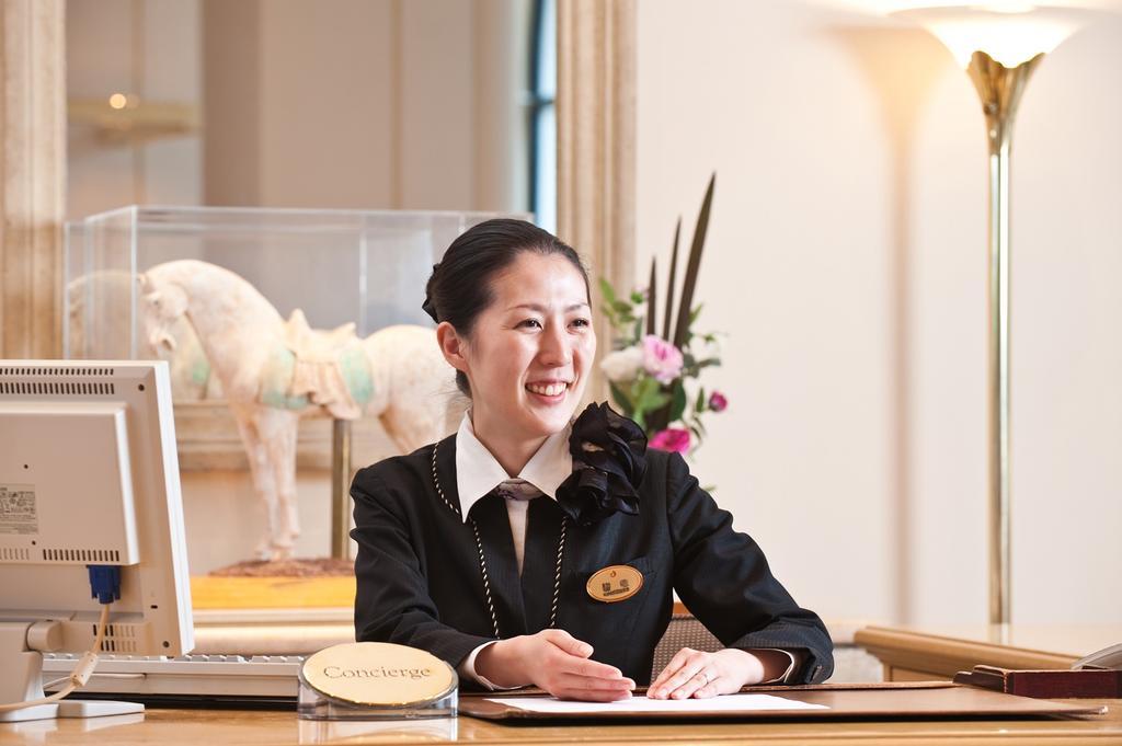 Hotel Okura Tokyo Bay Urayasu Εξωτερικό φωτογραφία A hotel concierge in Japan
